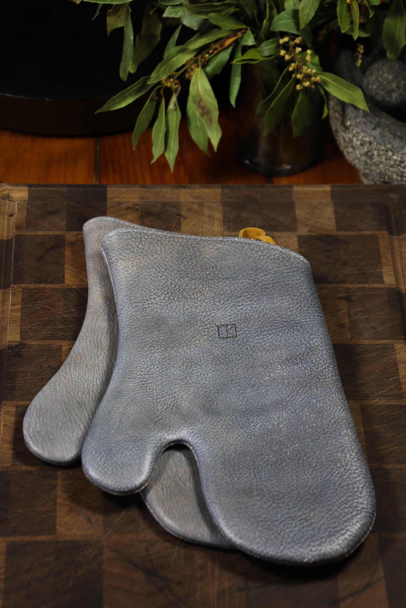 gray leather oven mitts