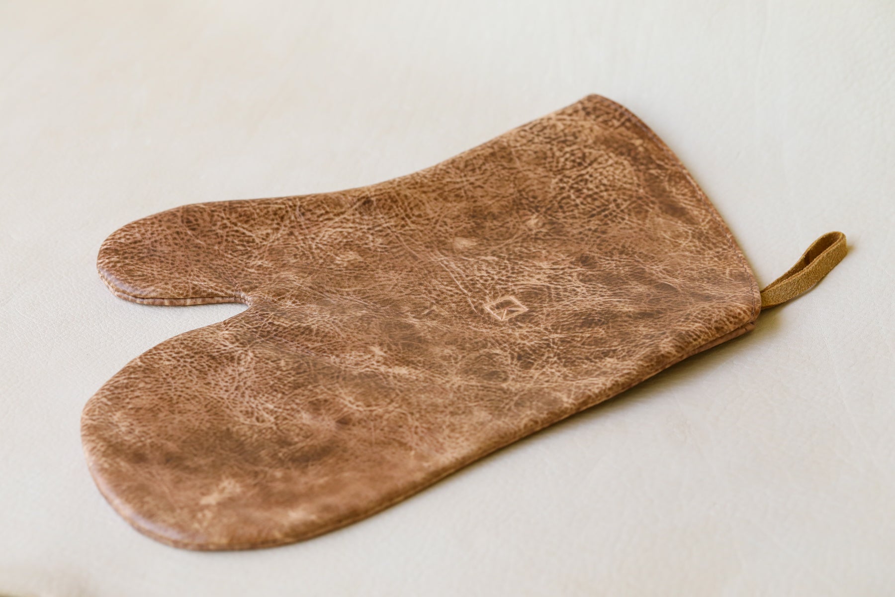 Ready To Ship. Light-weight single oven mitt