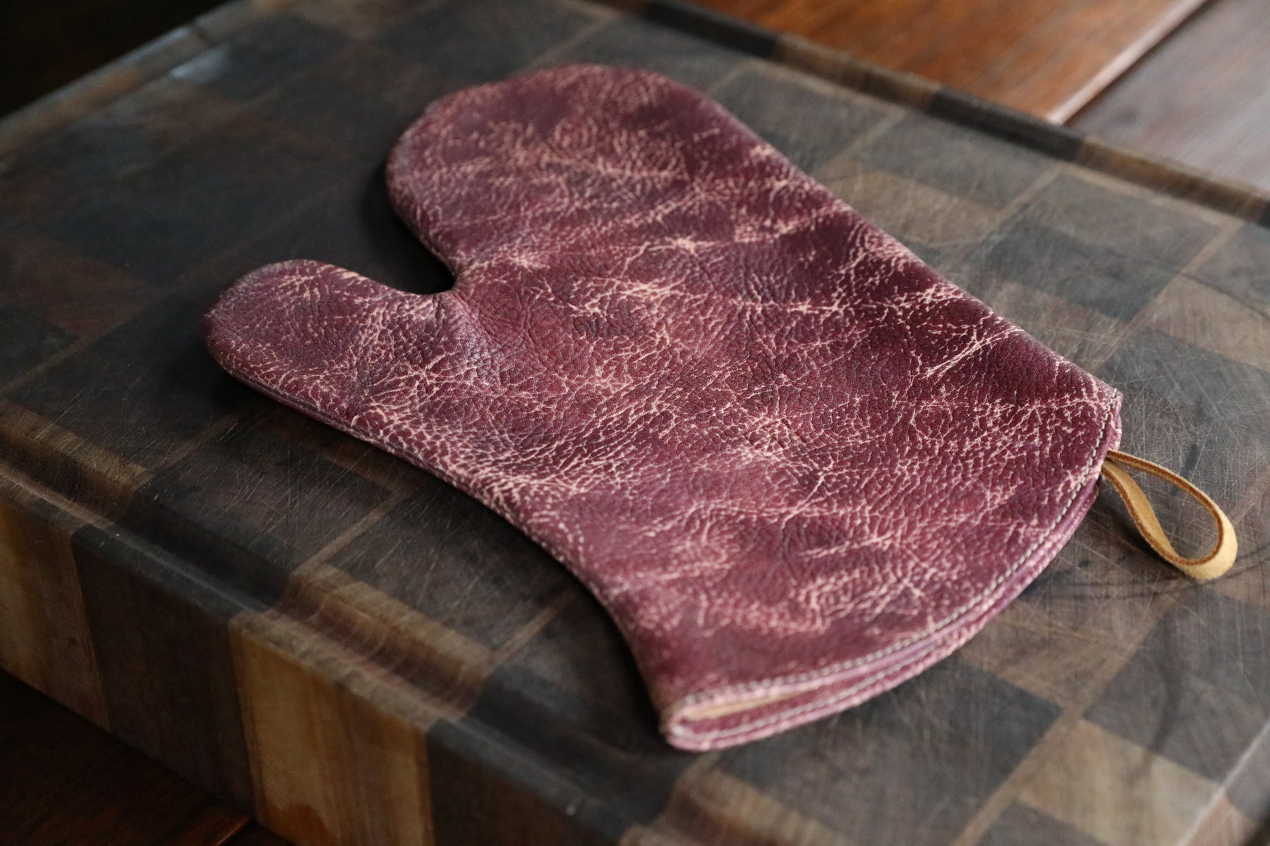 Lightweight Natural Leather Oven Mitt in Eggplant